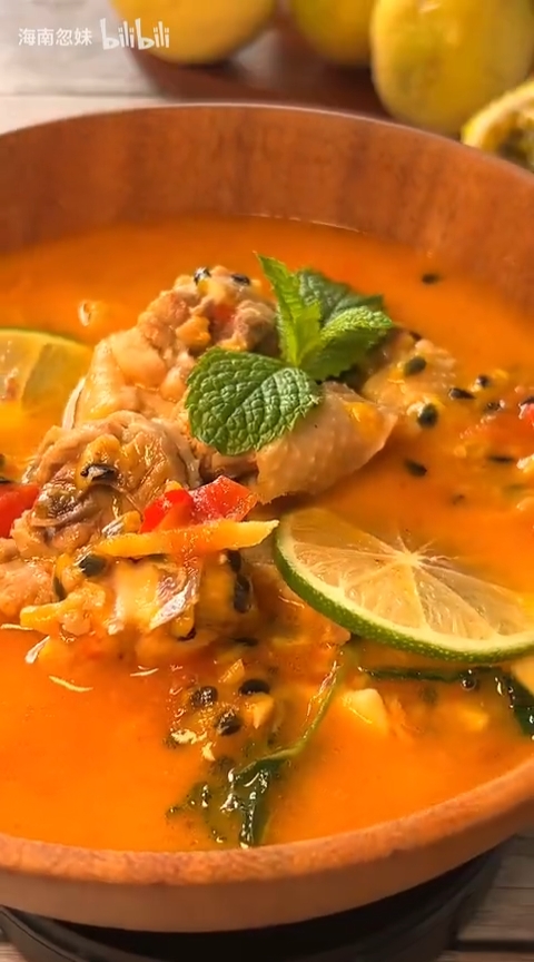 百香果取出放盆里,油热下入姜蒜,加入鸡块一,制作方法百香果鸡汤重点