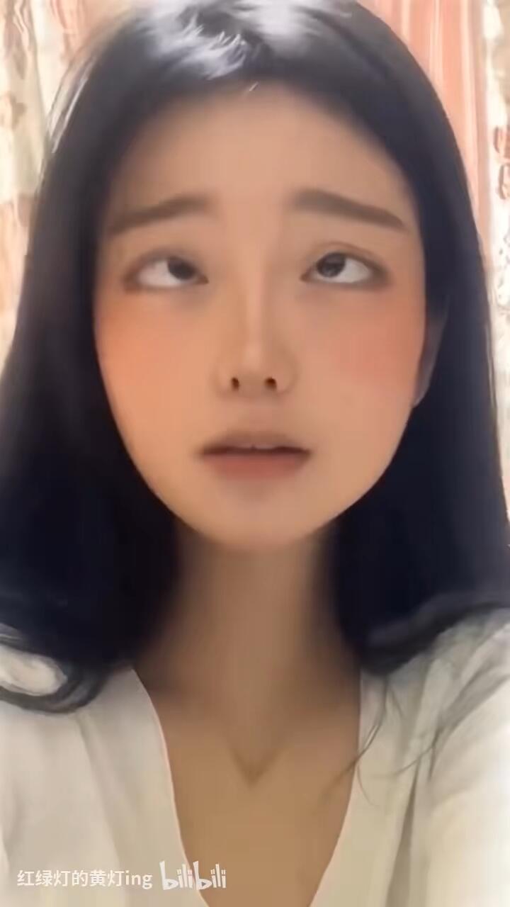 纯欲反差感美女,阿黑颜挑战表情舞 - 哔哩哔哩