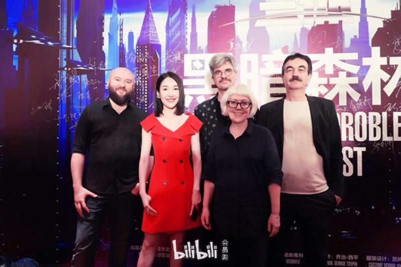 李童女士和国际主创团队在新闻发布会上合影