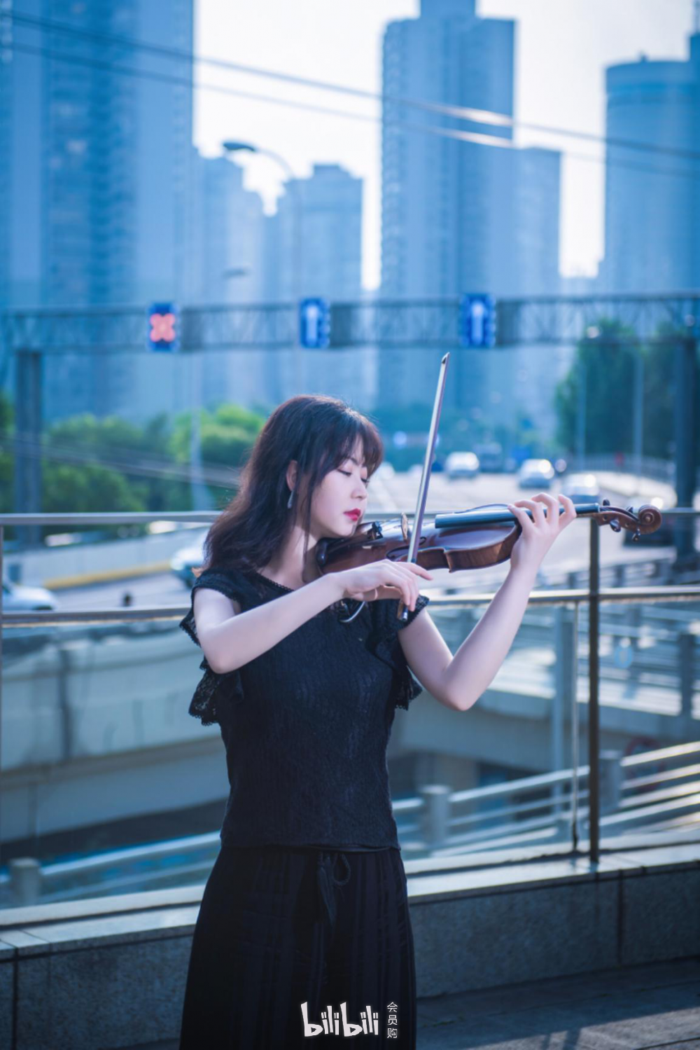 青年小提琴家 毕业于上海音乐学院管弦系2010年参加上海世博会闭幕式
