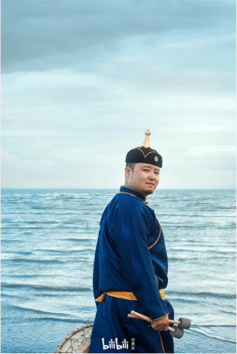 弹拨乐 孟和乌力吉主唱/乐队队长 恩和代表作品《哈特日亚》,《故乡》