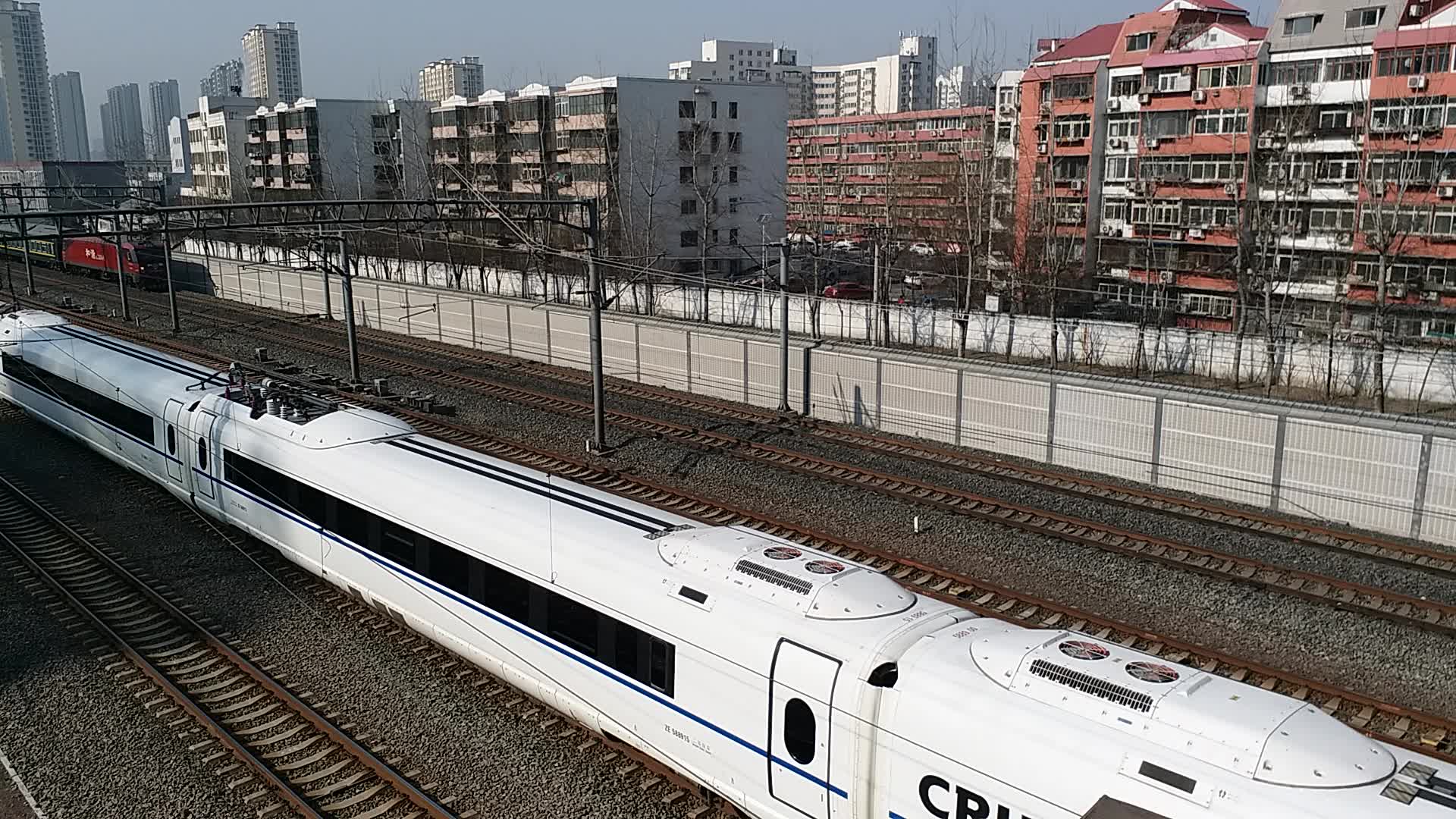 中國鐵路早點的t92北京南站前耗點慘遭即將進站的兩列動車連續拉爆