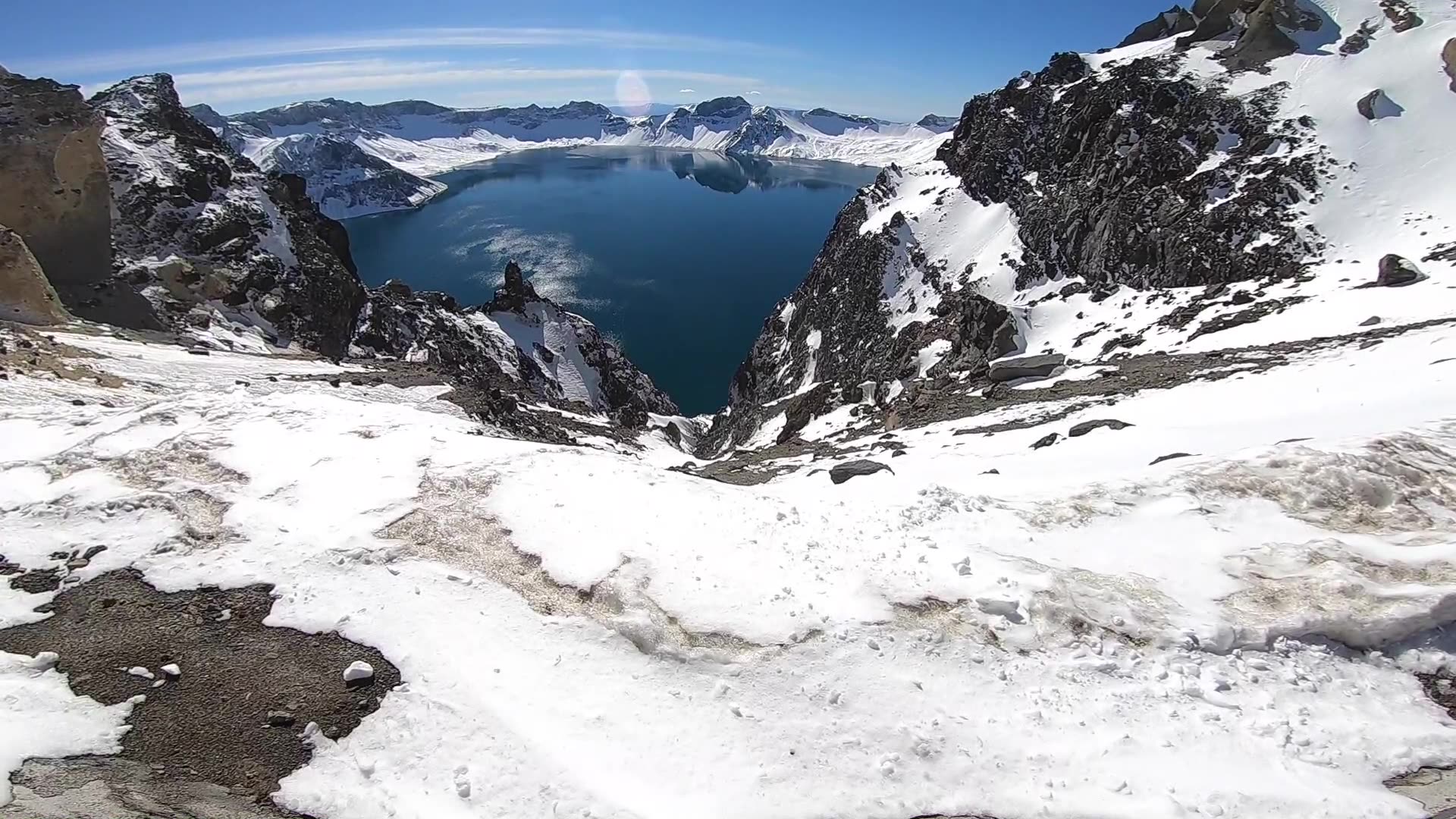 长白山主峰如同月球表面,有游客拍到了百年一遇的极光!